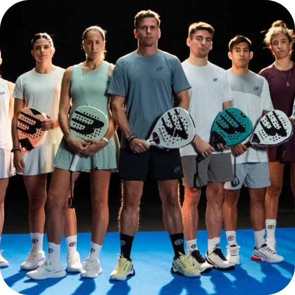 Door Bullpadel gesponsorde pro spelers met hun padel racket