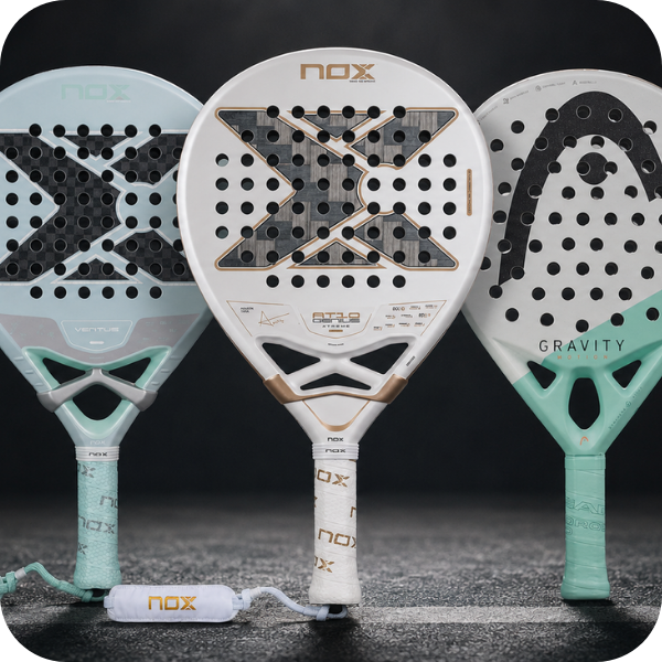 3 padel rackets van verschillende merken op een grijze achtergrond