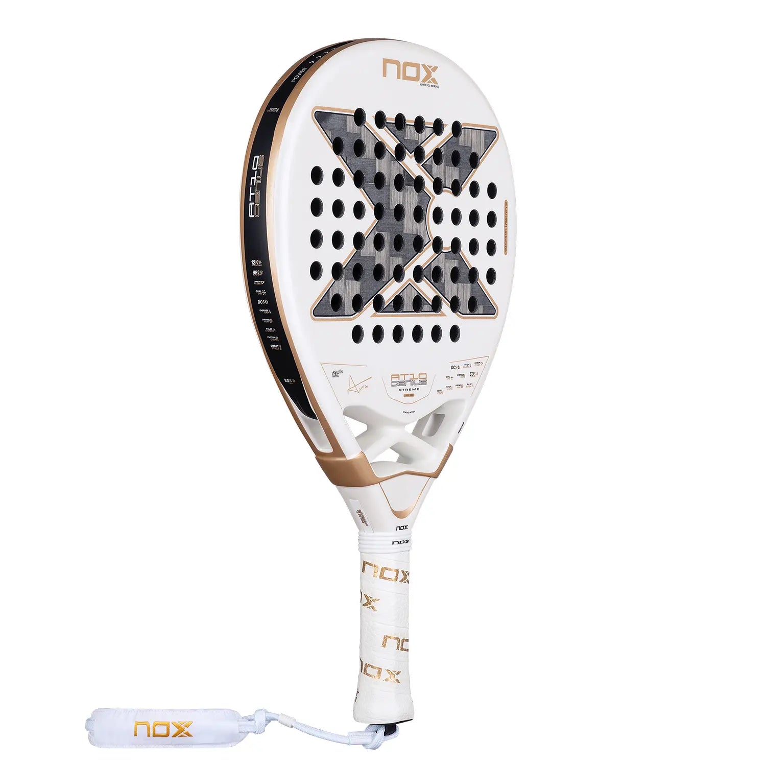 Schuin vooraanzicht Nox AT10 12K Alum Xtrem 2026 padelracket – Agustín Tapia Edition met 12K Alum Xtrem Carbon, HR3 Black EVA-kern en Dual Spin-afwerking.