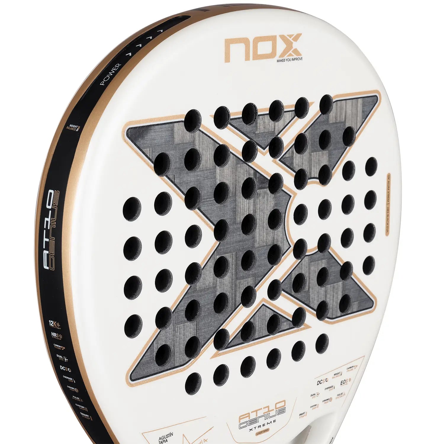 Slagoppervlak Nox AT10 12K Alum Xtrem 2026 padelracket – Agustín Tapia Edition met 12K Alum Xtrem Carbon, HR3 Black EVA-kern en Dual Spin-afwerking.