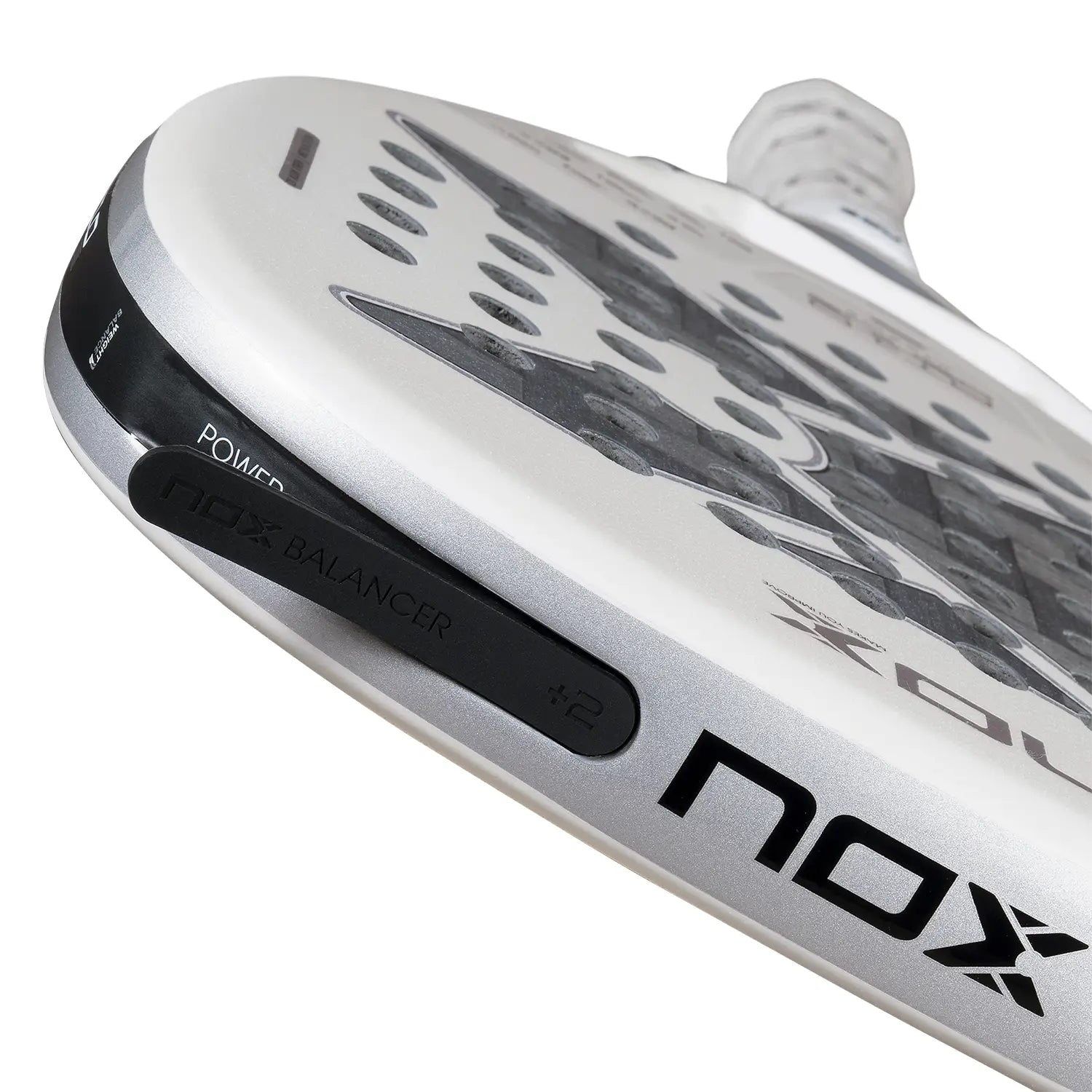 Gewichtsysteem bovenaan Nox AT10 12K Alum Xtrem Attack 2026 – Agustín Tapia Edition. Diamantvormig padelracket met 12K Alum Xtrem Carbon, HR3 Black EVA-kern en Dual Spin-oppervlak.