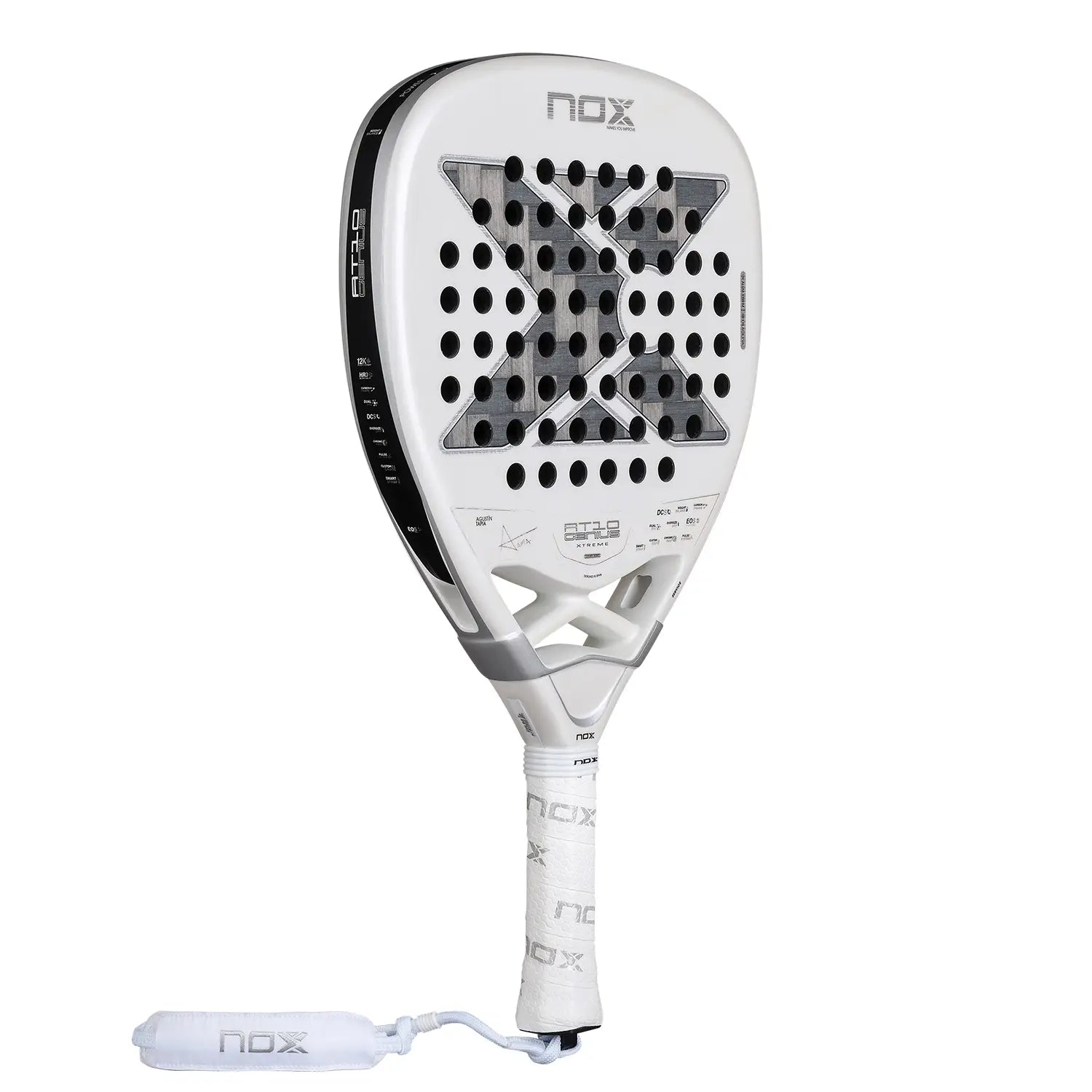 Schuin vooraanzicht Nox AT10 12K Alum Xtrem Attack 2026 – Agustín Tapia Edition. Diamantvormig padelracket met 12K Alum Xtrem Carbon, HR3 Black EVA-kern en Dual Spin-oppervlak.