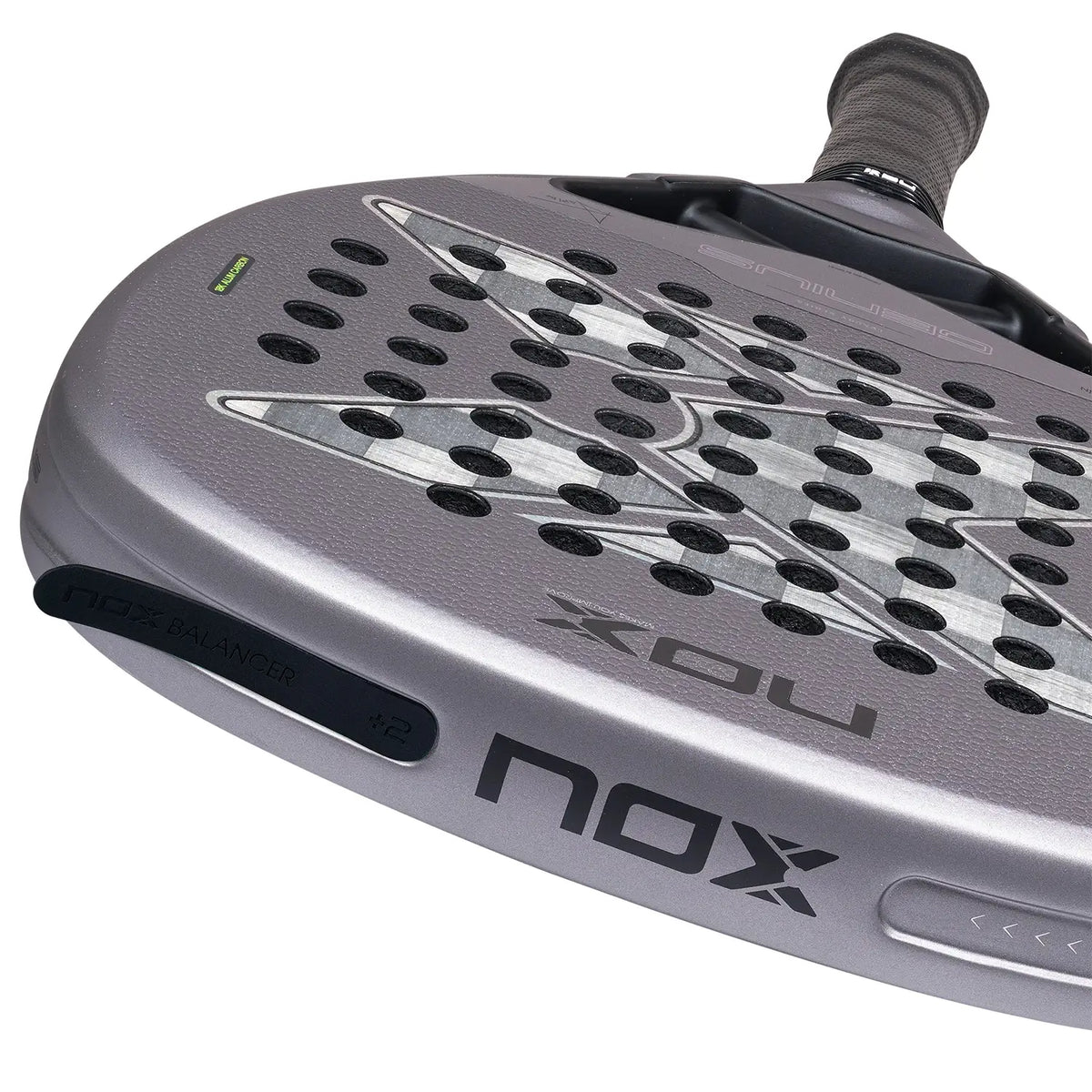 Bovenaanzicht afneembare gewichten Nox Attack 18k 2027 grijs padel racket met lichter grijs X logo op het slagoppervlak.