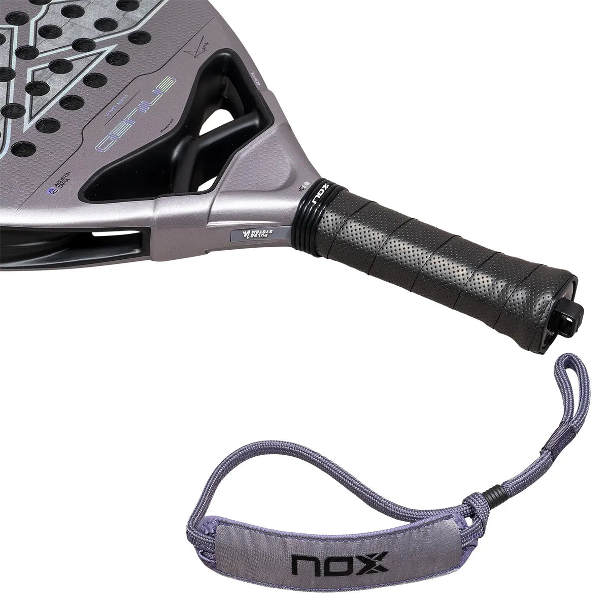 Handvat Nox Attack 18k 2027 grijs padel racket met lichter grijs X logo op het slagoppervlak.