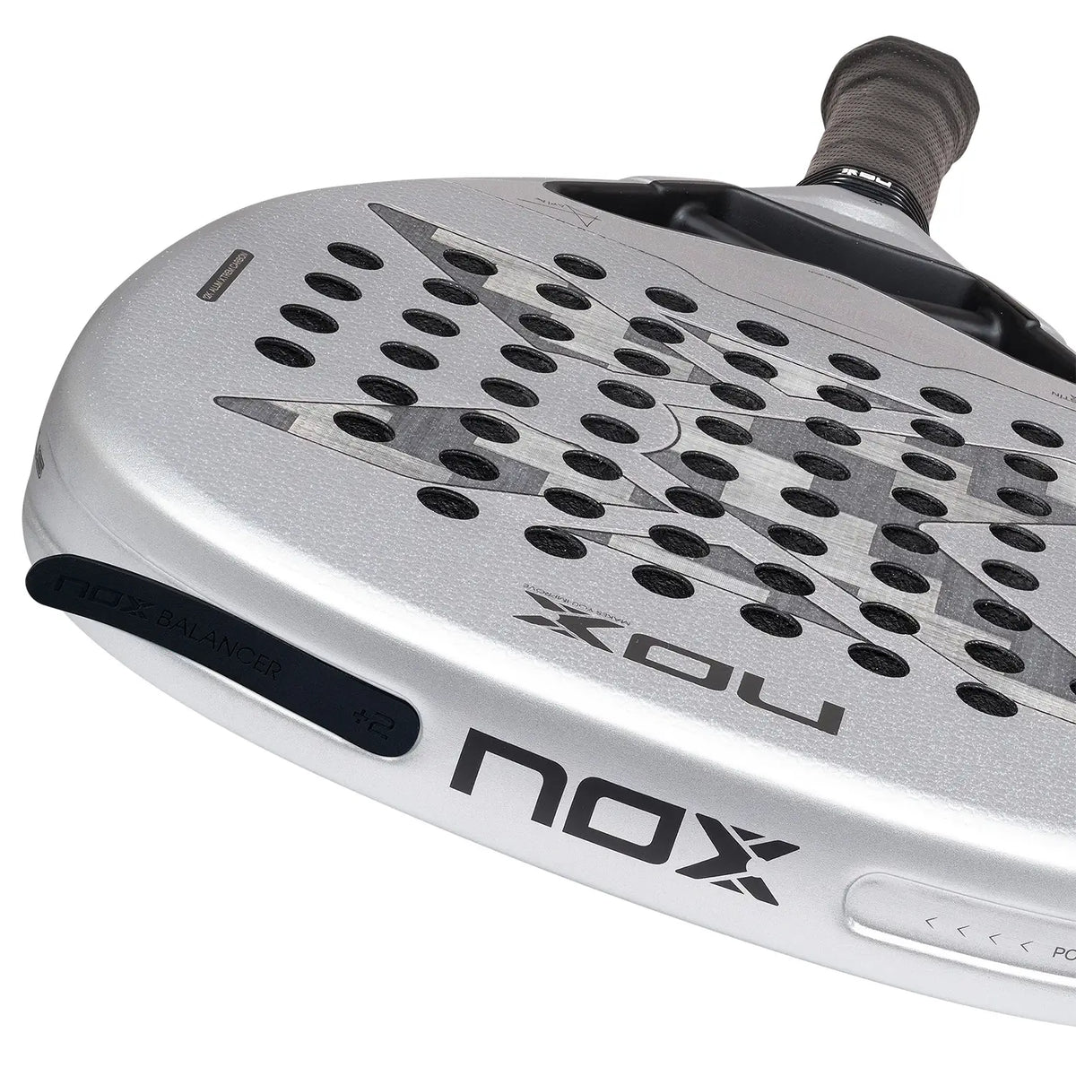 Bovenaanzicht afneembare gewichten Nox Attack 12k 2027 licht grijs padel racket met donkerder grijze x op het slagoppervlak.