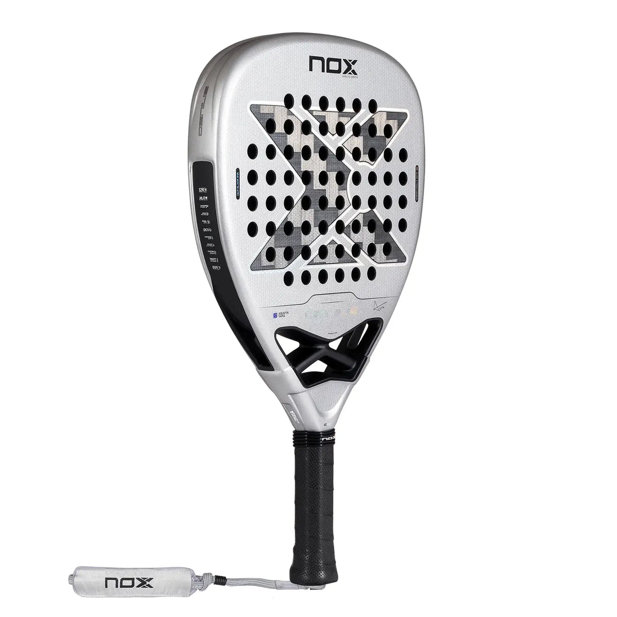 Schuin vooraanzicht Nox Attack 12k 2027 licht grijs padel racket met donkerder grijze x op het slagoppervlak.