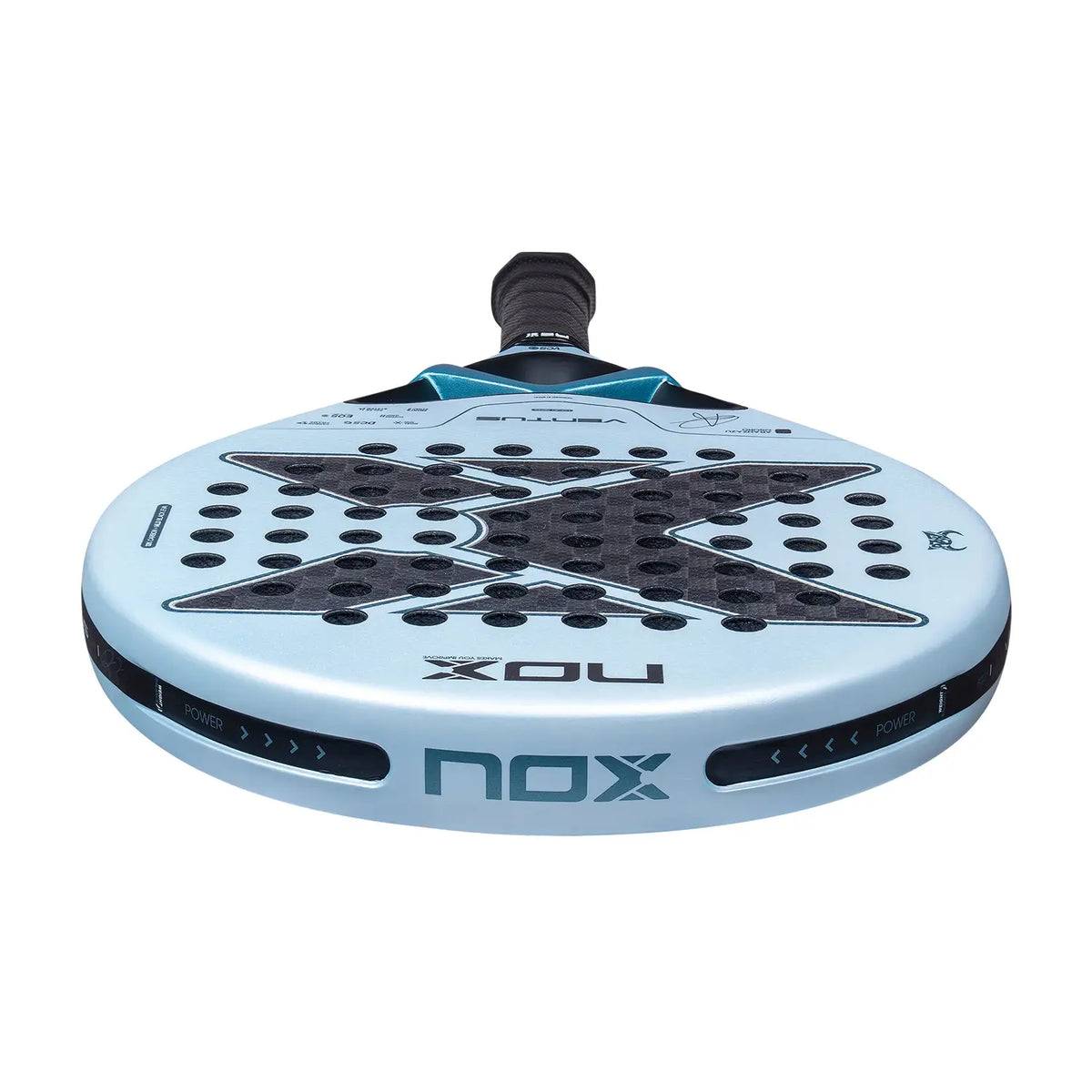 Bovenaanzicht Nox Ventus Control 12k 2027 lichtblauwe padel racket met zwarte X op het slagoppervlak en zwart handvat.