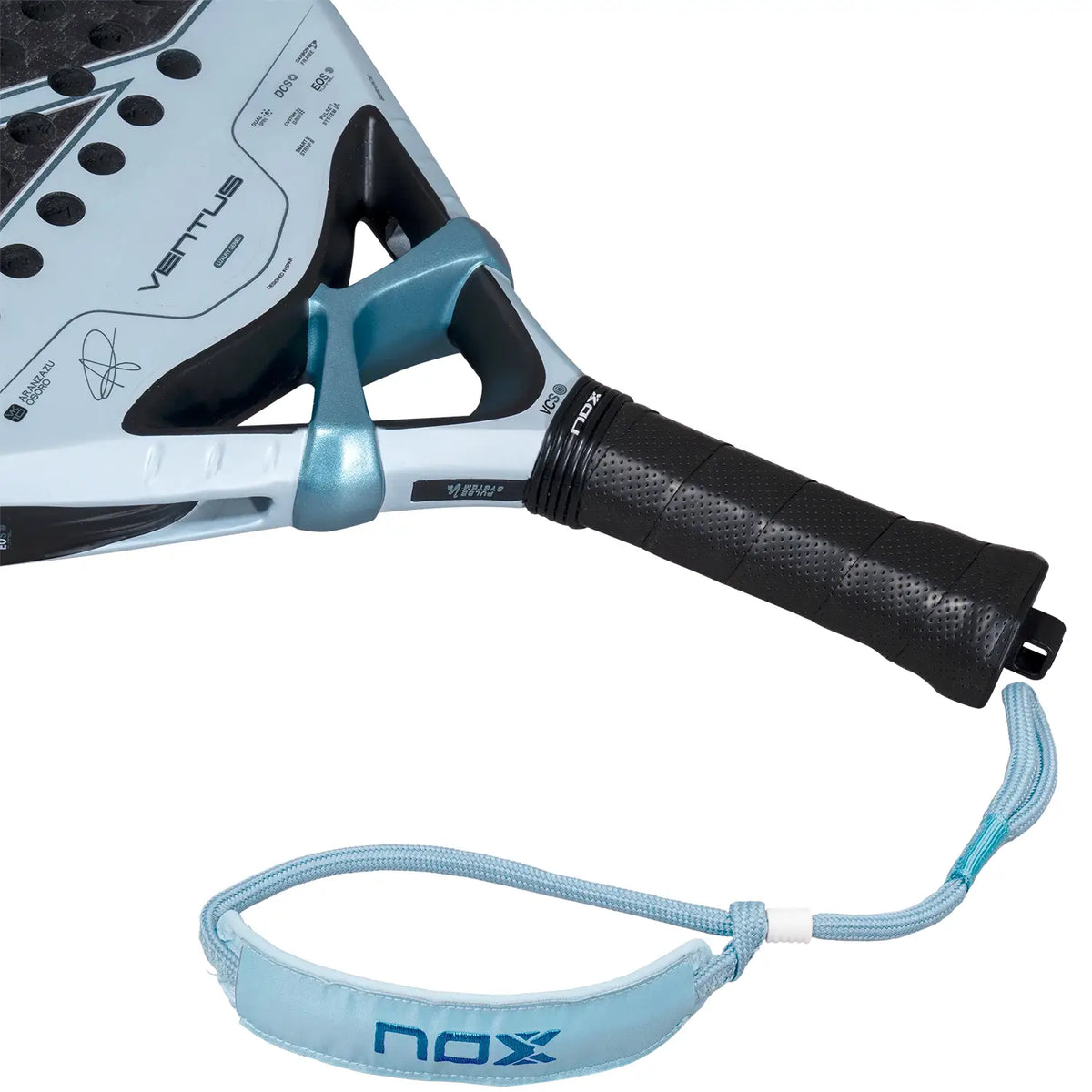 Foto van het handvat van de Nox Ventus Control 12k 2027 lichtblauwe padel racket met zwarte X op het slagoppervlak en zwart handvat.
