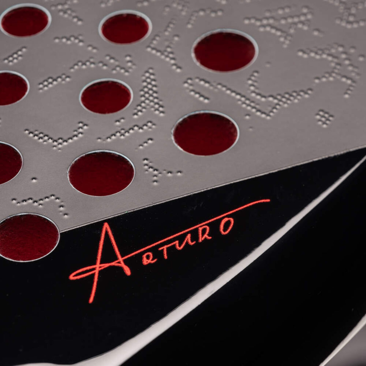 Close-up van de handtekening van Coello op het racket rechts onderaan.