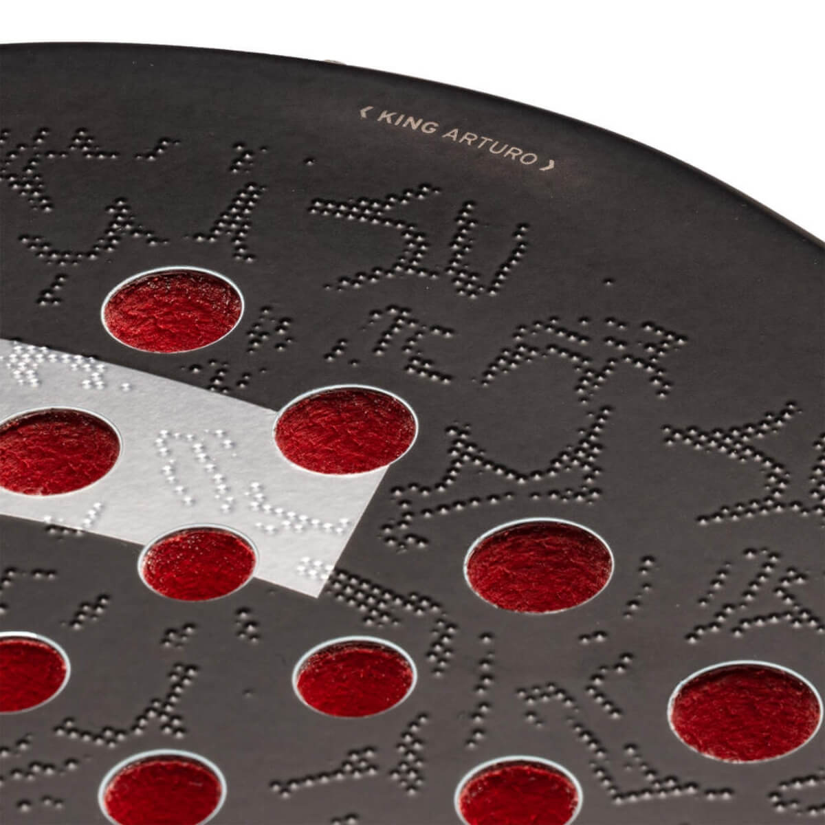 Close-up van het slagoppervlak van de zwarte padel racket Coello Pro 2025.