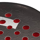 Close-up van het slagoppervlak van de zwarte padel racket Coello Pro 2025.