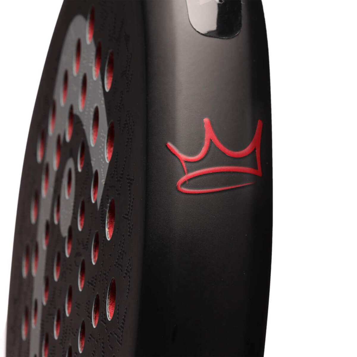Close-up van het rode kroon logo van Coello op de zijkant van de zwarte padel racket.
