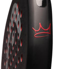 Close-up van het rode kroon logo van Coello op de zijkant van de zwarte padel racket.