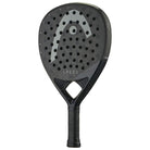 Schuin vooraanzicht van een zwarte padel racket met centraal in het licht grijs het logo van Head.