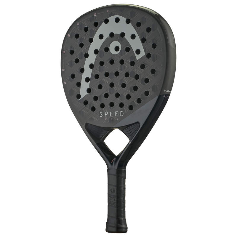 Schuin vooraanzicht van een zwarte padel racket met centraal in het licht grijs het logo van Head.