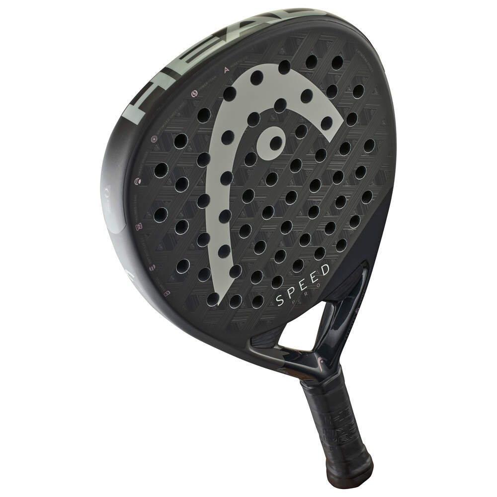 Schuin vooraanzicht van een zwarte padel racket met centraal in het licht grijs het logo van Head.
