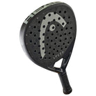 Schuin vooraanzicht van een zwarte padel racket met centraal in het licht grijs het logo van Head.