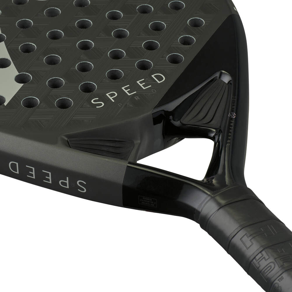 Close-up van het kader van een zwarte padel racket met centraal in het licht grijs het logo van Head.