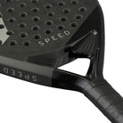 Close-up van het kader van een zwarte padel racket met centraal in het licht grijs het logo van Head.
