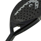 Vooraanzicht van een zwarte padel racket met centraal in het licht grijs het logo van Head.