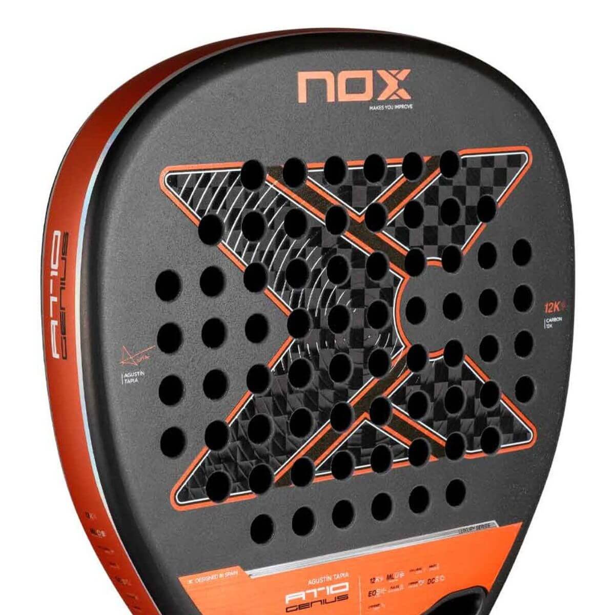 Close-up van de Nox AT10 Genius Attack 12K 2025 padelracket, diamantvormig blad met zwart design en gouden details, voorzien van het witte Nox-logo centraal op het slagoppervlak.