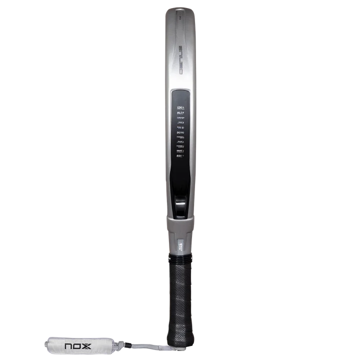 Zijaanzicht licht grijze padel racket Nox Genius 12k 2027