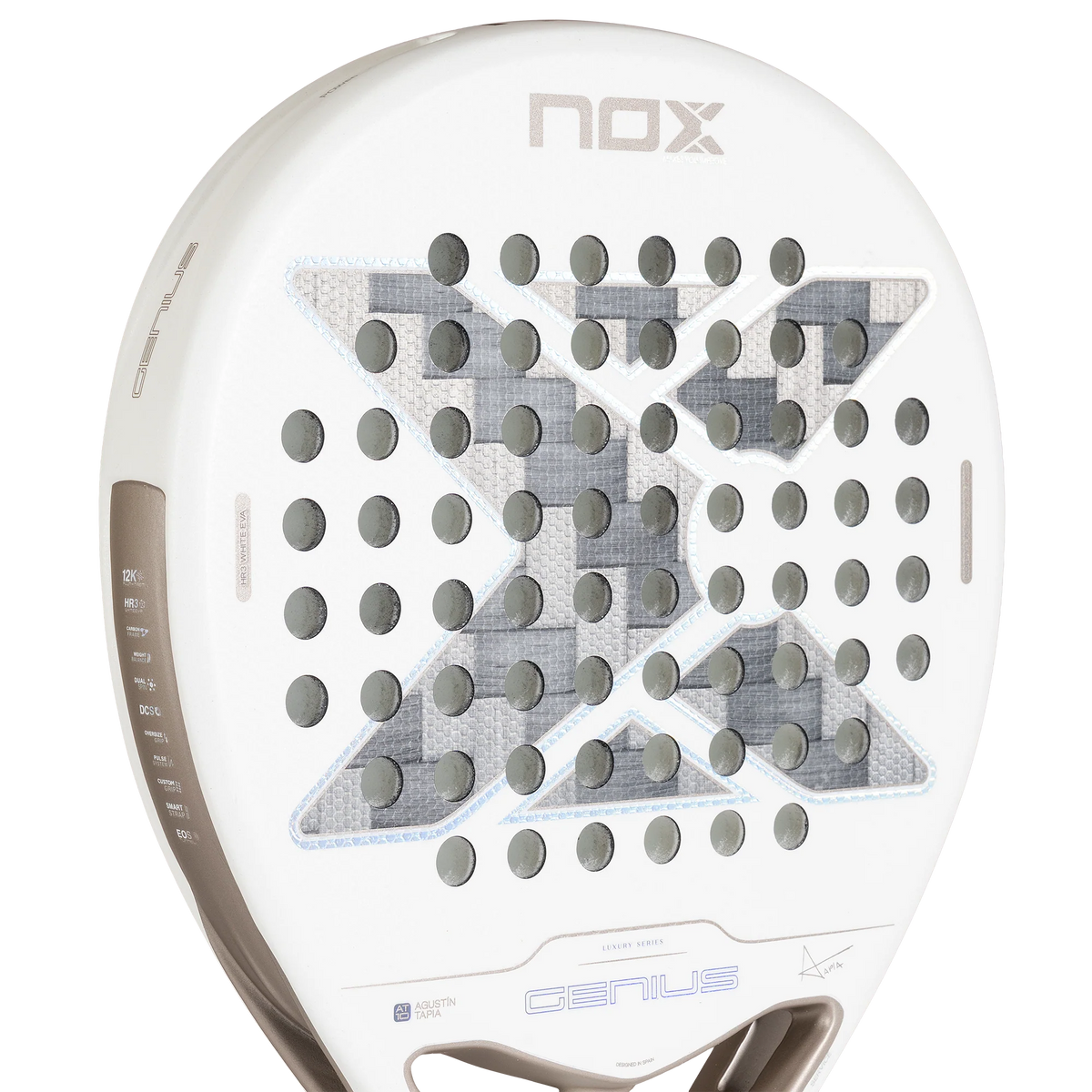 Detail slagoppervlak wit padel racket Nox Genius 12k Lite 2027 met licht grijs Nox logo en bronzen details rond de rand van de kader