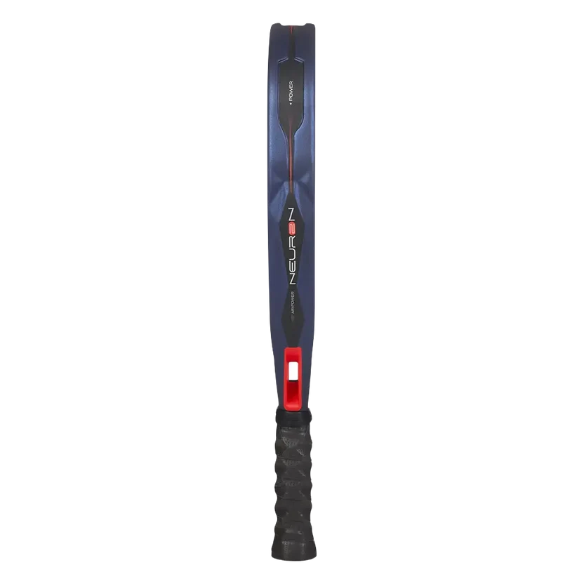 Zijaanzicht blauwe padel racket met een zwarte B op het slagoppervlak, oranje accent net boven het handvat en een zwart handvat.