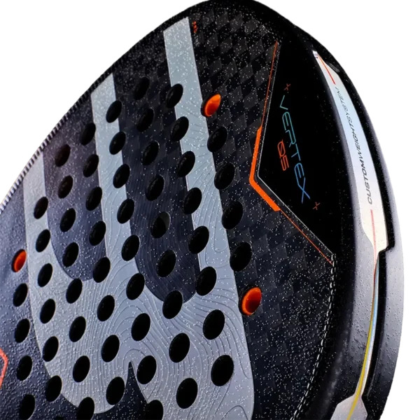 Detail slagoppervlak donker grijze padel racket met wit B logo op het slagoppervlak