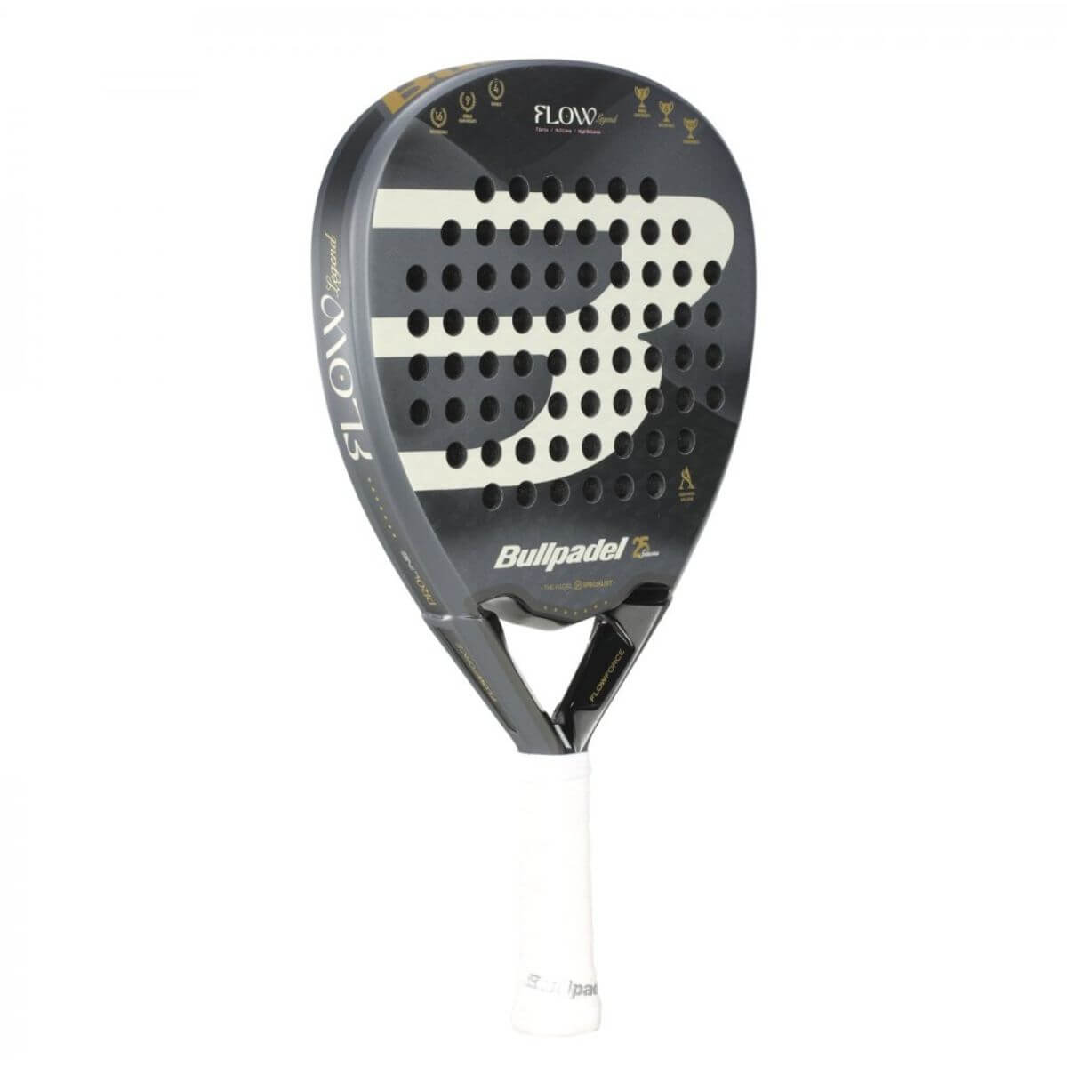 Schuin vooraanzicht Bullpadel Flow Legend padelracket – diamantvormig racket, zwart-goud design van Alejandra Salazar met Fibrix-blad en Multieva-kern.