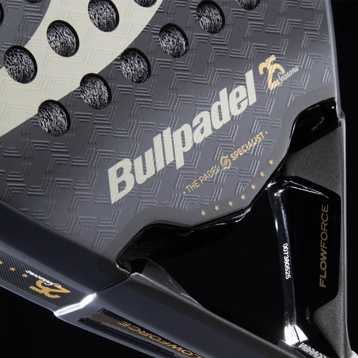 Detail Bullpadel Flow Legend padelracket – diamantvormig racket, zwart-goud design van Alejandra Salazar met Fibrix-blad en Multieva-kern.