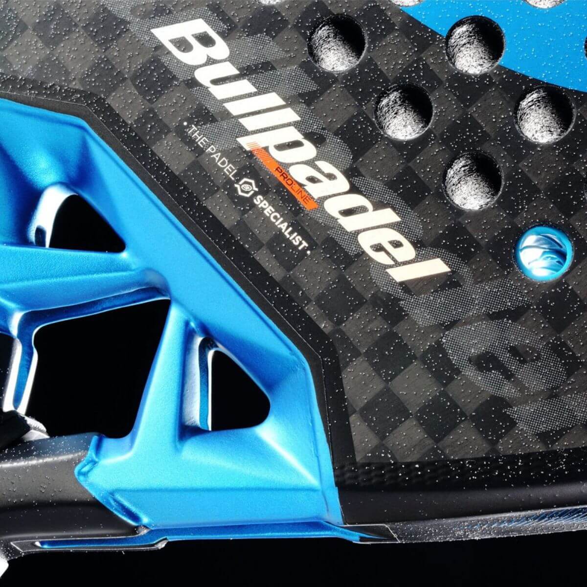 Detail Bullpadel Vertex 05 Hybrid padelracket – zwart racket met blauw Bullpadel logo - hybride vorm met Xtend Carbon 12K-blad en Multieva-kern.
