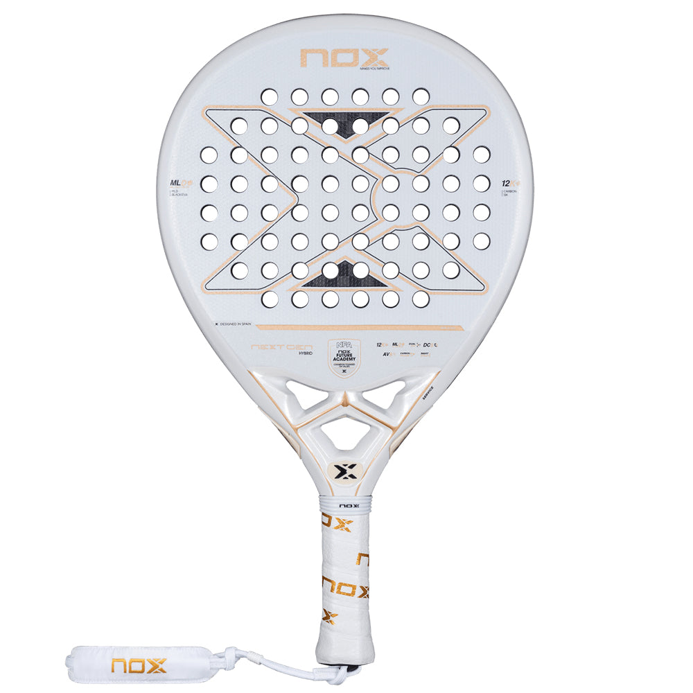 Vooraanzicht witte Nox padel racket met gouden accenten in het logo.