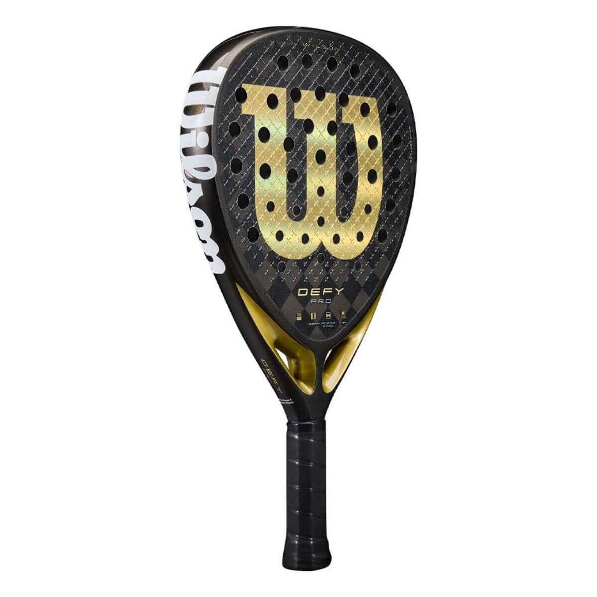 Schuin vooraanzicht: Wilson Defy Pro V1 Javi Garrido padelracket met diamantvorm en zwart-goud design.