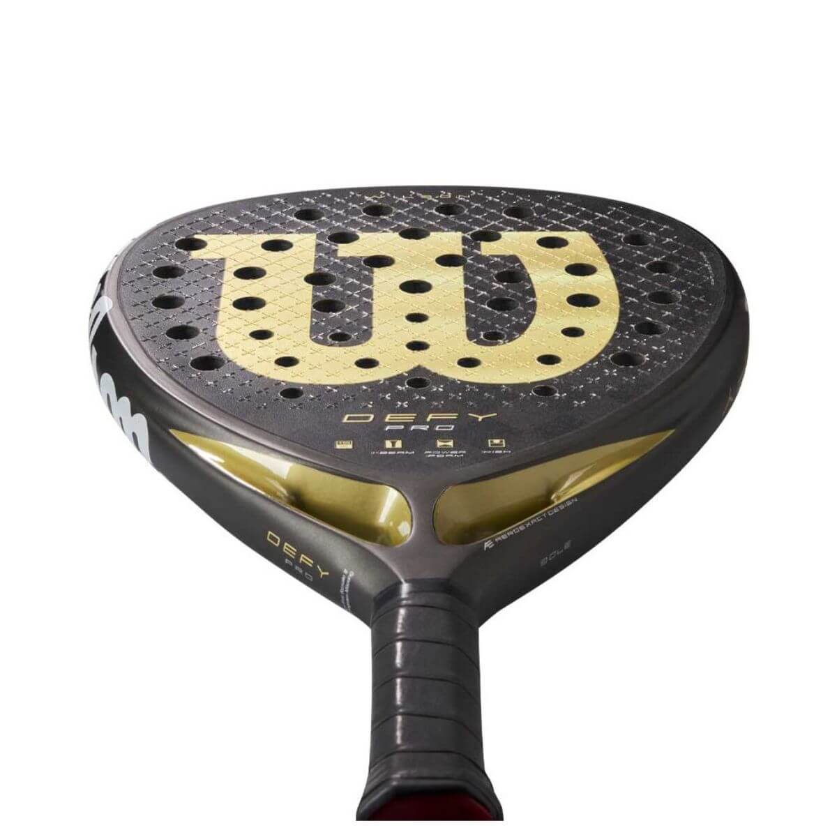 Close-up slagoppervlak: Detail van het 3K Carbon blad met Arrow Grip-textuur van de Wilson Defy Pro V1.