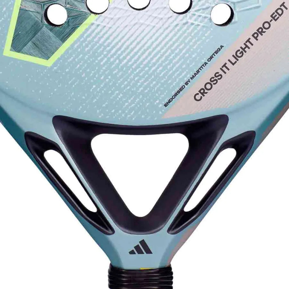 Detail kader padel racket Adidas Cross It Light Pro EDT 2026, lichtblauw racket met grijs blauw Adidas logo met fluo gele details en wit handvat