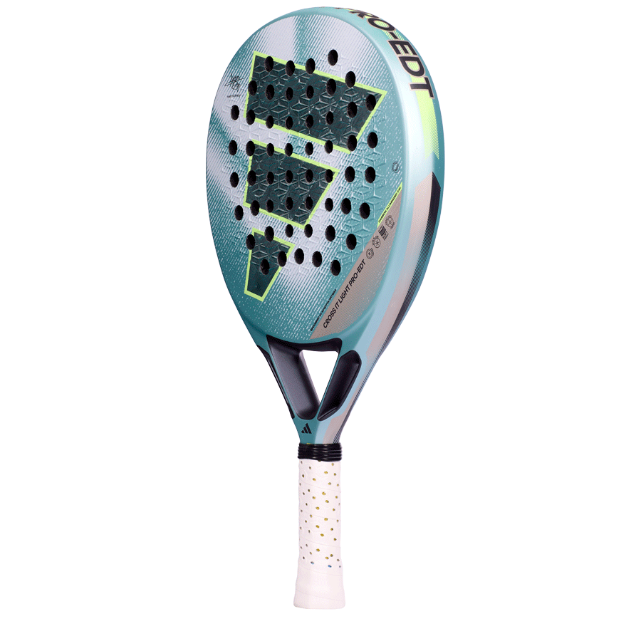 Schuin vooraanzicht padel racket Adidas Cross It Light Pro EDT 2026, lichtblauw racket met grijs blauw Adidas logo met fluo gele details en wit handvat