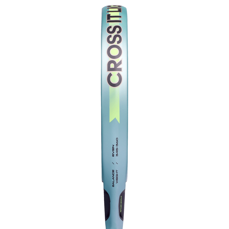 Zijaanzicht padel racket Adidas Cross It Light Pro EDT 2026, lichtblauw racket met grijs blauw Adidas logo met fluo gele details en wit handvat