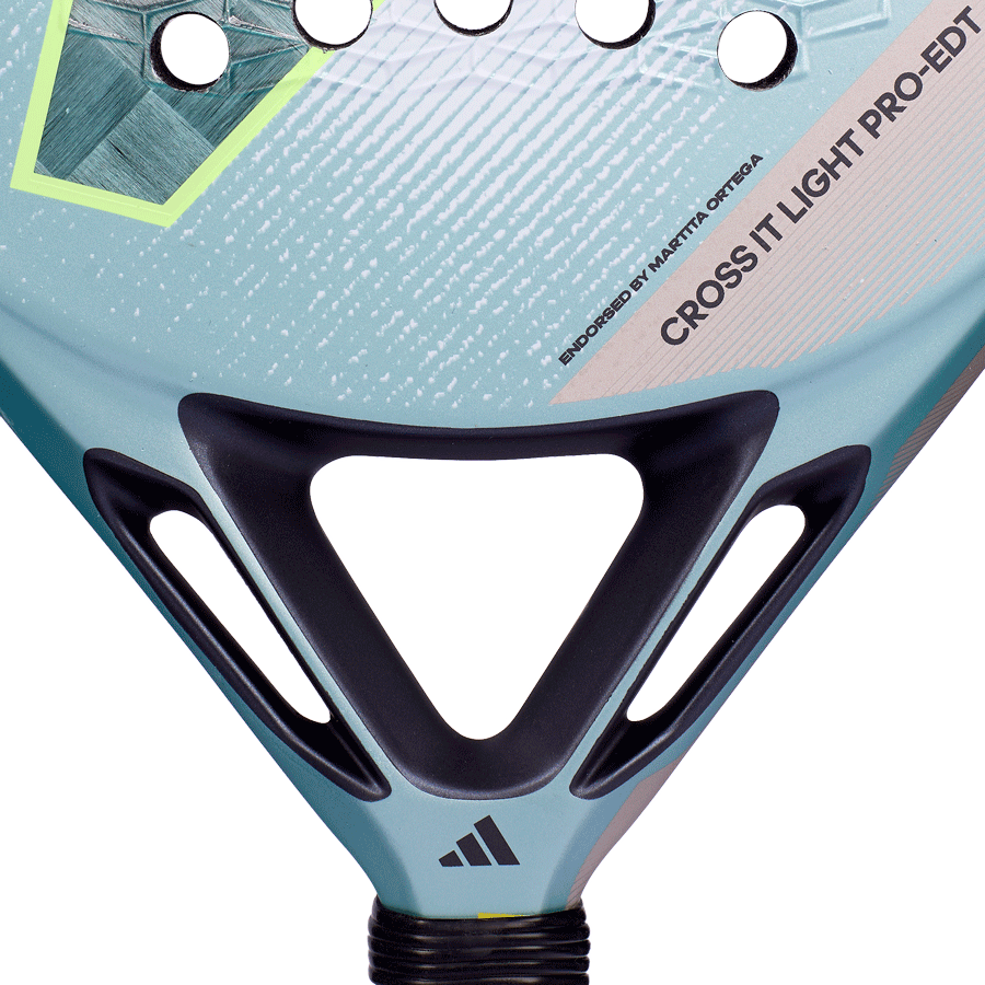 Detail kader padel racket Adidas Cross It Light Pro EDT 2026, lichtblauw racket met grijs blauw Adidas logo met fluo gele details en wit handvat