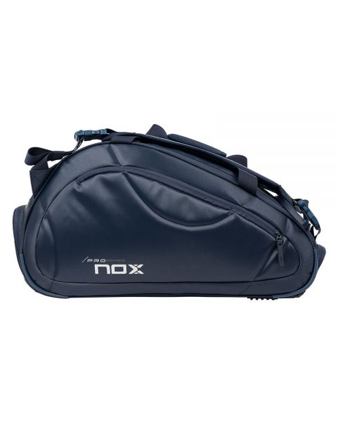 Donker blauwe padeltas met wit Nox logo op de zijkant, zijaanzicht
