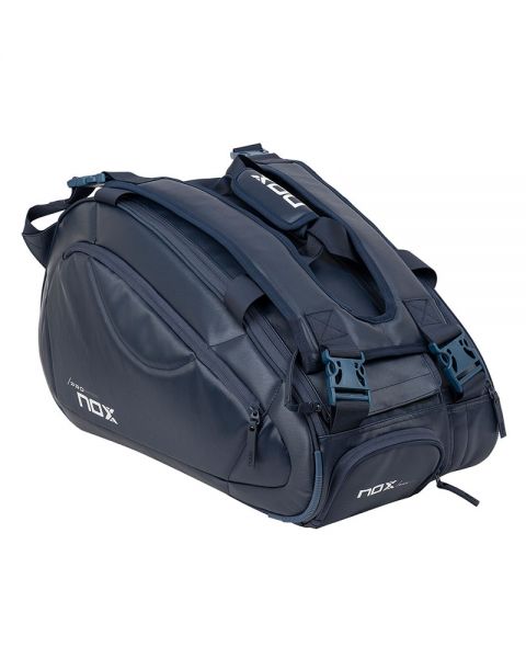 Donker blauwe padeltas met wit Nox logo op de zijkant