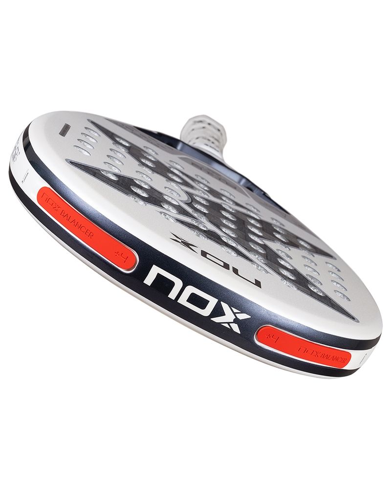 Bovenaanzicht Nox AT10 12K Alum Xtrem Lite 2026 – Agustín Tapia Edition. Licht padelracket met 12K Carbon Alum Xtrem en HR3 White EVA-kern voor maximale wendbaarheid en controle.