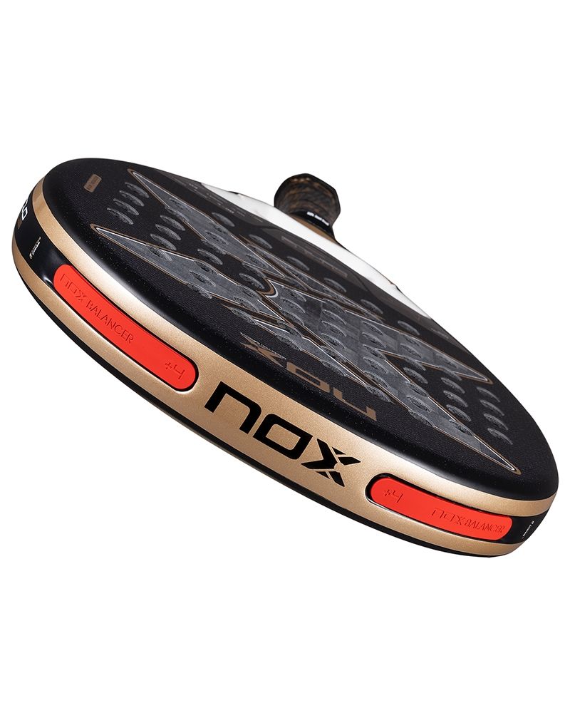 Bovenaanzicht Nox AT10 Genius 18K Alum 2026 – Agustín Tapia Edition. Traanvormig padelracket met 18K Aluminized Carbon en Dual Spin-afwerking voor kracht en controle.