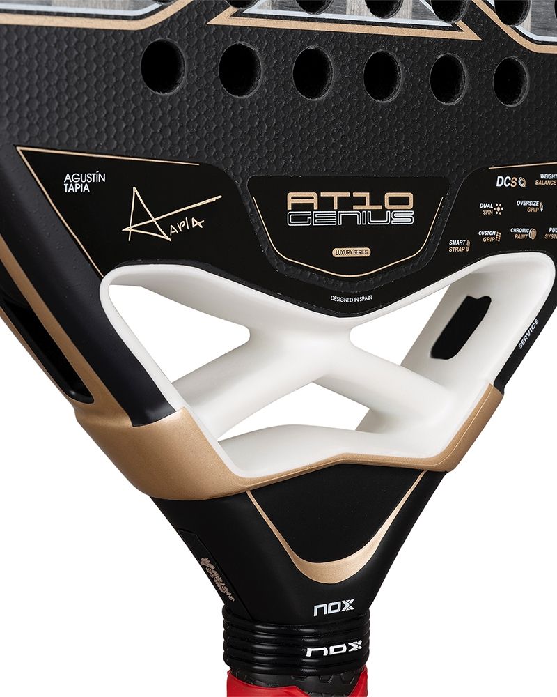 Detail Nox AT10 Genius 18K Alum 2026 – Agustín Tapia Edition. Traanvormig padelracket met 18K Aluminized Carbon en Dual Spin-afwerking voor kracht en controle.