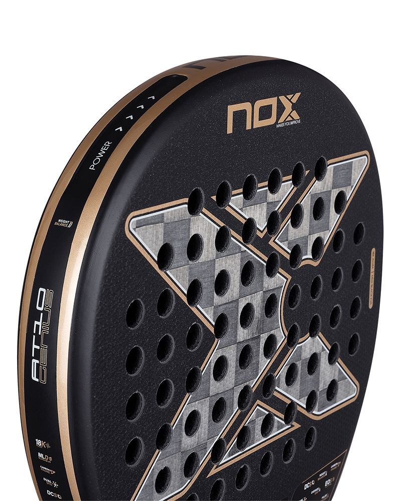 SlagoppervlakNox AT10 Genius 18K Alum 2026 – Agustín Tapia Edition. Traanvormig padelracket met 18K Aluminized Carbon en Dual Spin-afwerking voor kracht en controle.