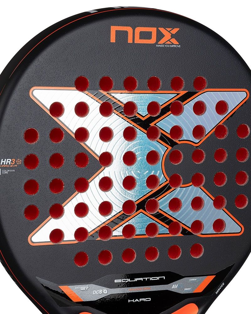 Detail slagoppervlak NOX Equation Hard Advanced 2026, zwart padelracket met oranje details
