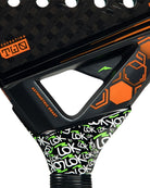 Detail Lok Carbon Hype Gen 2 padel racket met oranje/geel logo van Lok.