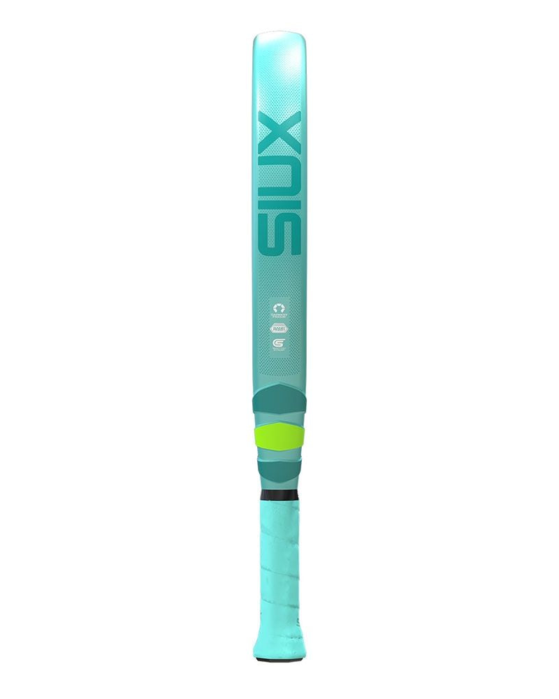 Zijaanzicht Siux Valkiria Elite 2026 – licht dames padelracket met 3K Carbon, EVA Soft-kern en medium balans. Perfecte mix van power, controle en comfort. Appelblauwzeegroen van kleur met fel groene accenten.