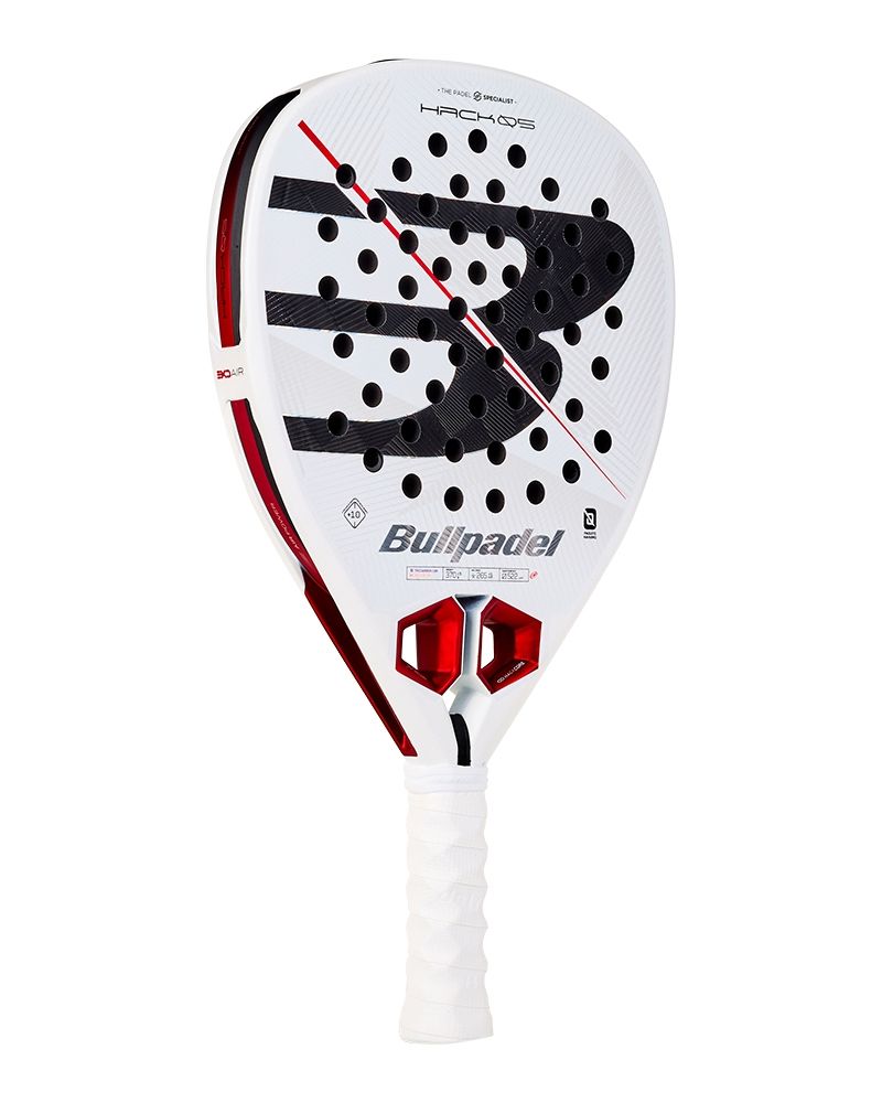 Schuin vooraanzicht Bullpadel Hack 05 2027 wit padel racket met zwart Bullpadel logo en een rode streep schuin over het slagoppervlak.