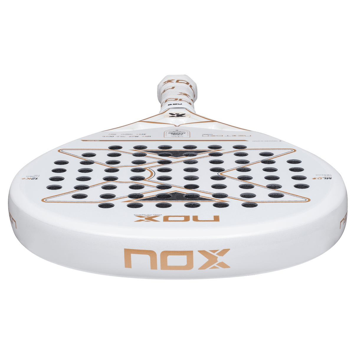Bovenaanzicht witte Nox padel racket met gouden accenten in het logo.